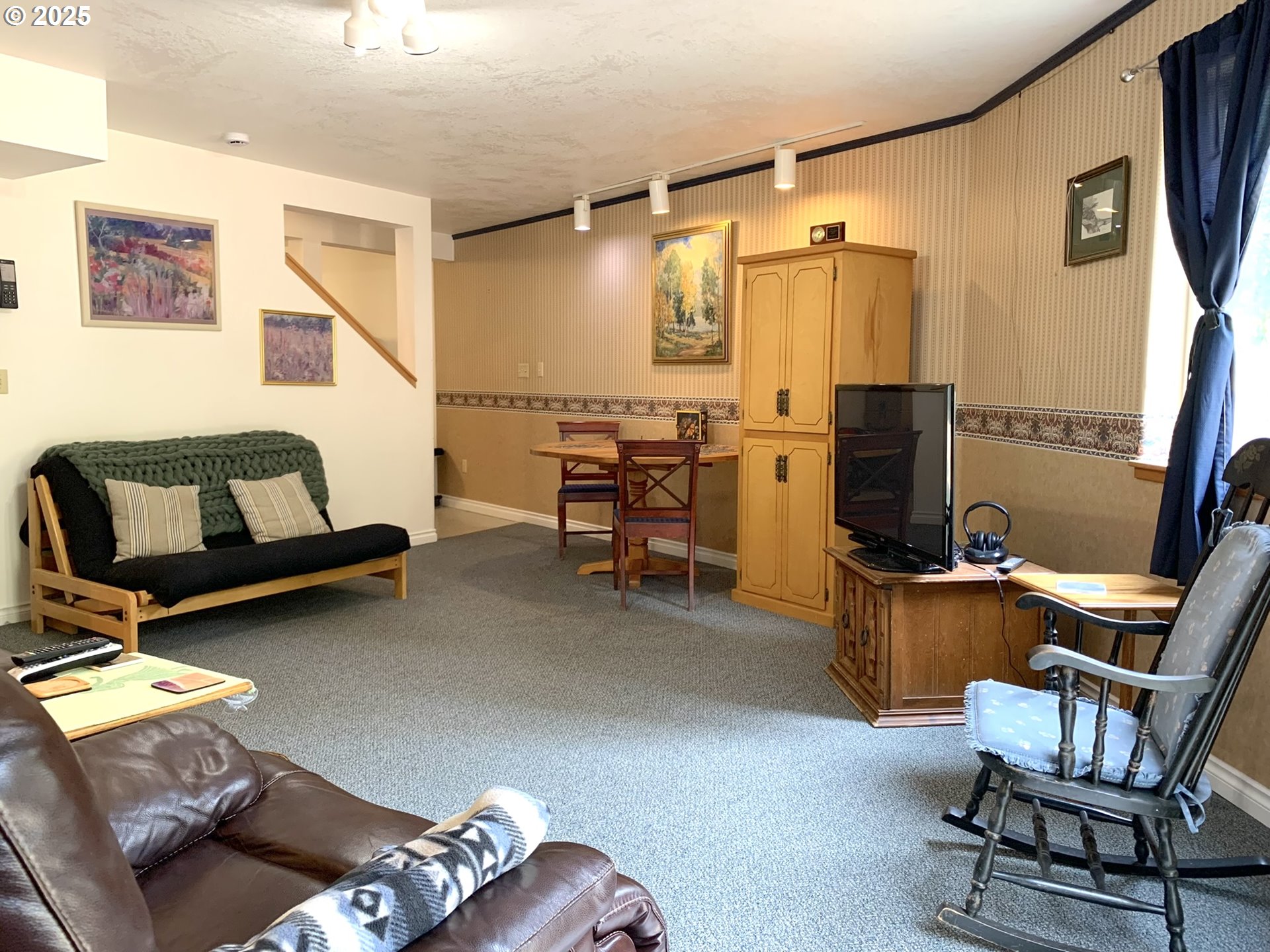 23555 Suttle Road Veneta, OR 97487 - Photo 26 of 48 Family Room