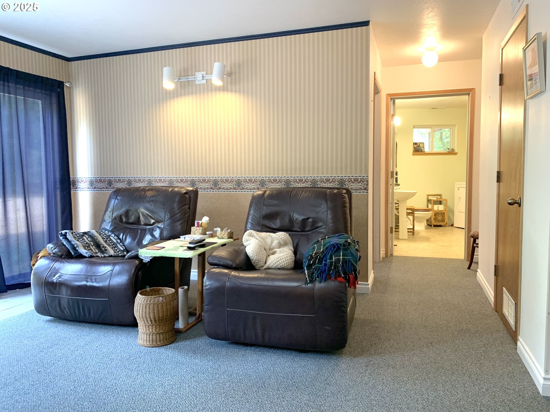 23555 Suttle Road Veneta, OR 97487 - Photo 27 of 48 Family Room