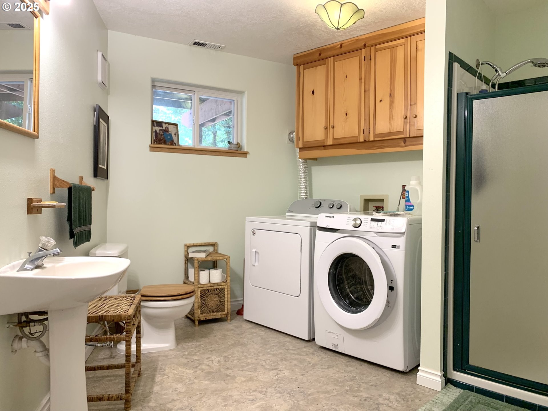 23555 Suttle Road Veneta, OR 97487 - Photo 29 of 48 Laundry