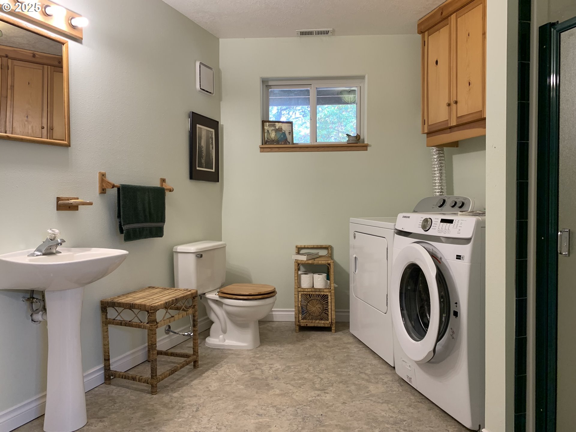 23555 Suttle Road Veneta, OR 97487 - Photo 30 of 48 Bathroom