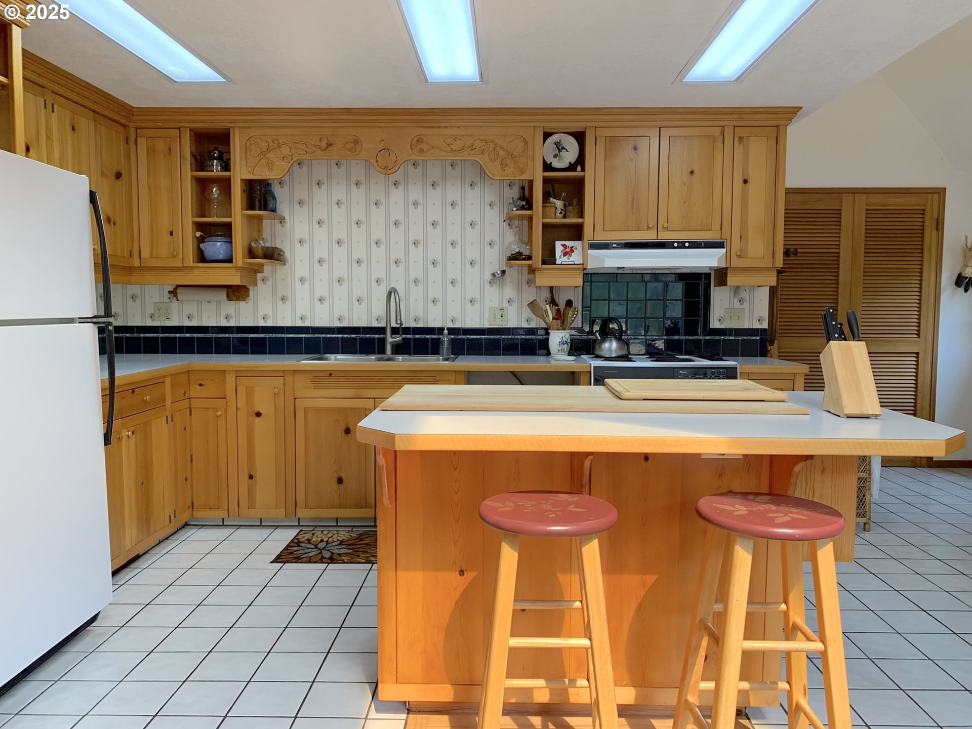 23555 Suttle Road Veneta, OR 97487 - Photo 10 of 48 Kitchen
