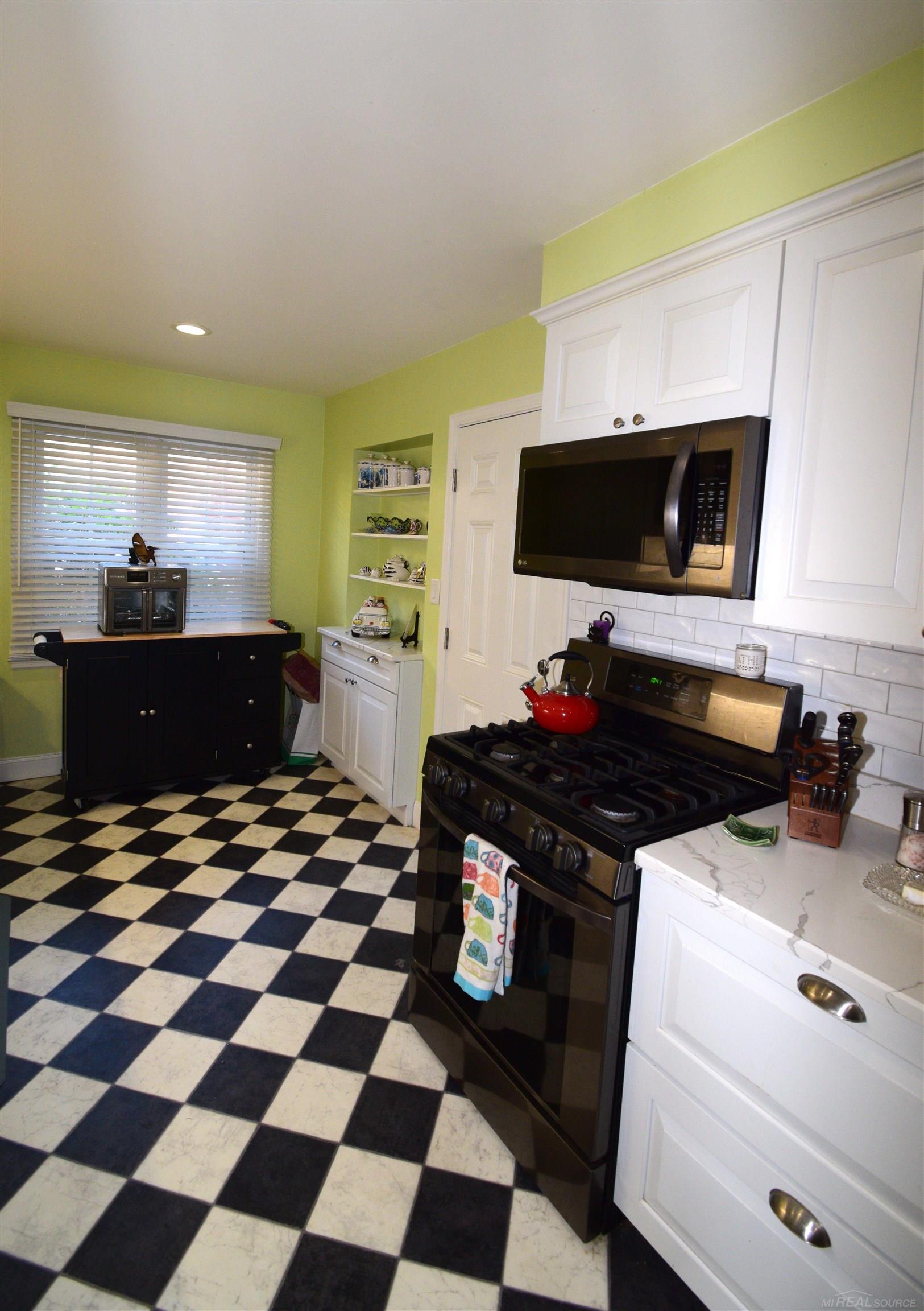 855 Harcourt Road Grosse Pointe Park, MI 48230 - Photo 5 of 68