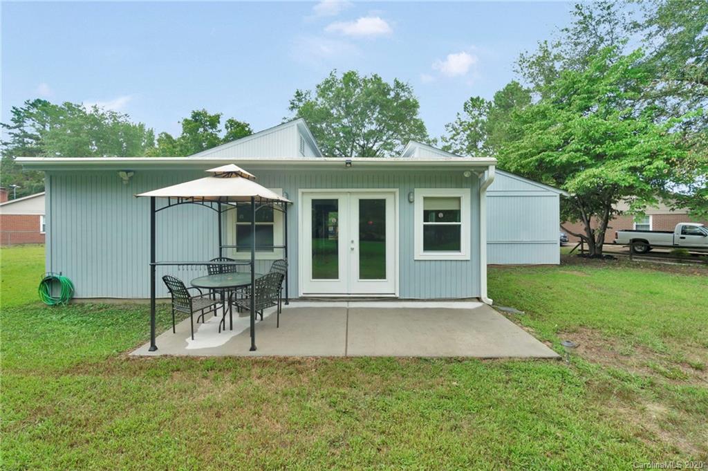 6200 Ropley Court Charlotte, NC 28211 - Photo 28 of 30 a view of a house with backyard and sitting area