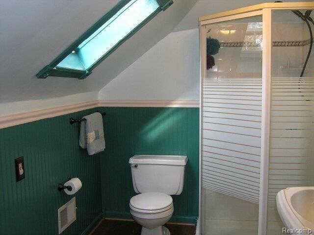 1576 Hampton Road Grosse Pointe, MI 48236 - Photo 16 of 17 2nd Floor Full Bath