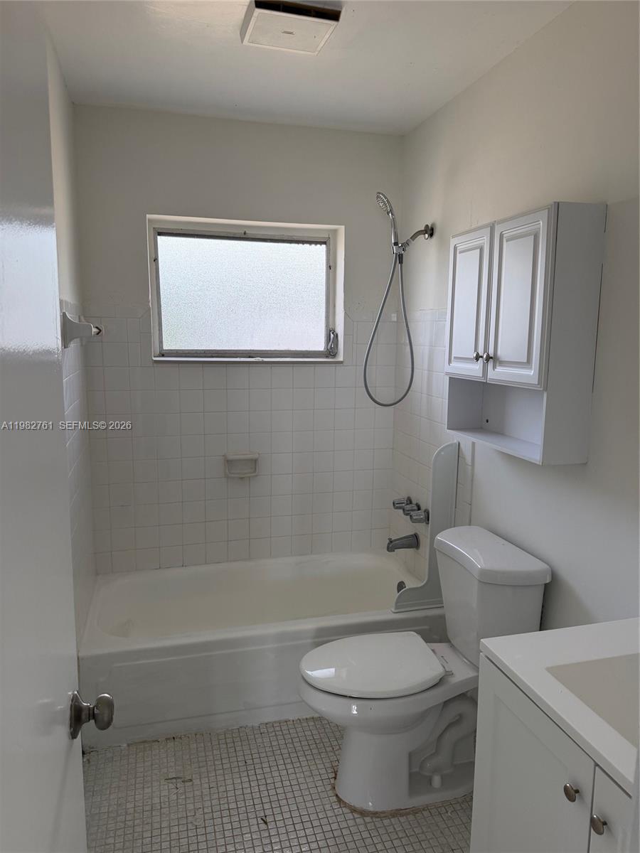 14865 Southwest 302nd Street Homestead, FL 33033 - Photo 10 of 18 a bathroom with a toilet a sink and a bathtub