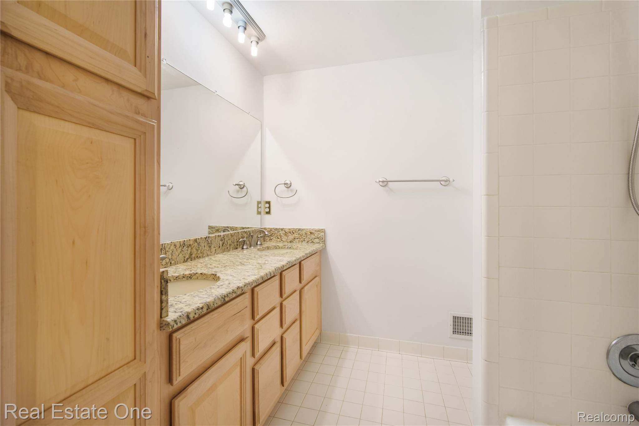 2565 Topsham Drive Rochester, MI 48306 - Photo 18 of 45 IMG_0189.jpg