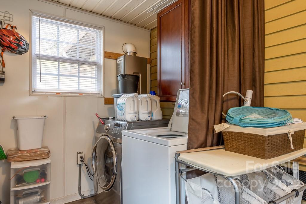 626 Westside Terrace, Unit 5 Davidson, NC 28036 - Photo 14 of 24 a kitchen with a stove and a refrigerator