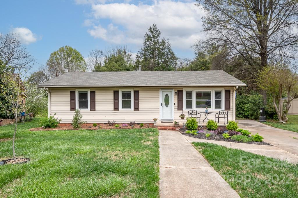 626 Westside Terrace, Unit 5 Davidson, NC 28036 - Photo 24 of 24 a front view of a house with a yard