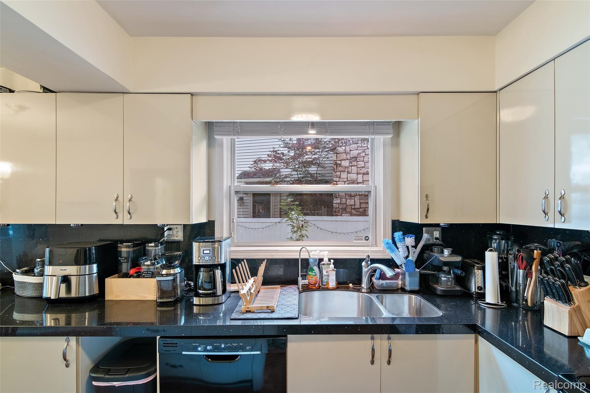 2286 Dunstable Road Birmingham, MI 48009 - Photo 25 of 39 2286 Dunstable Rd-26.jpg
