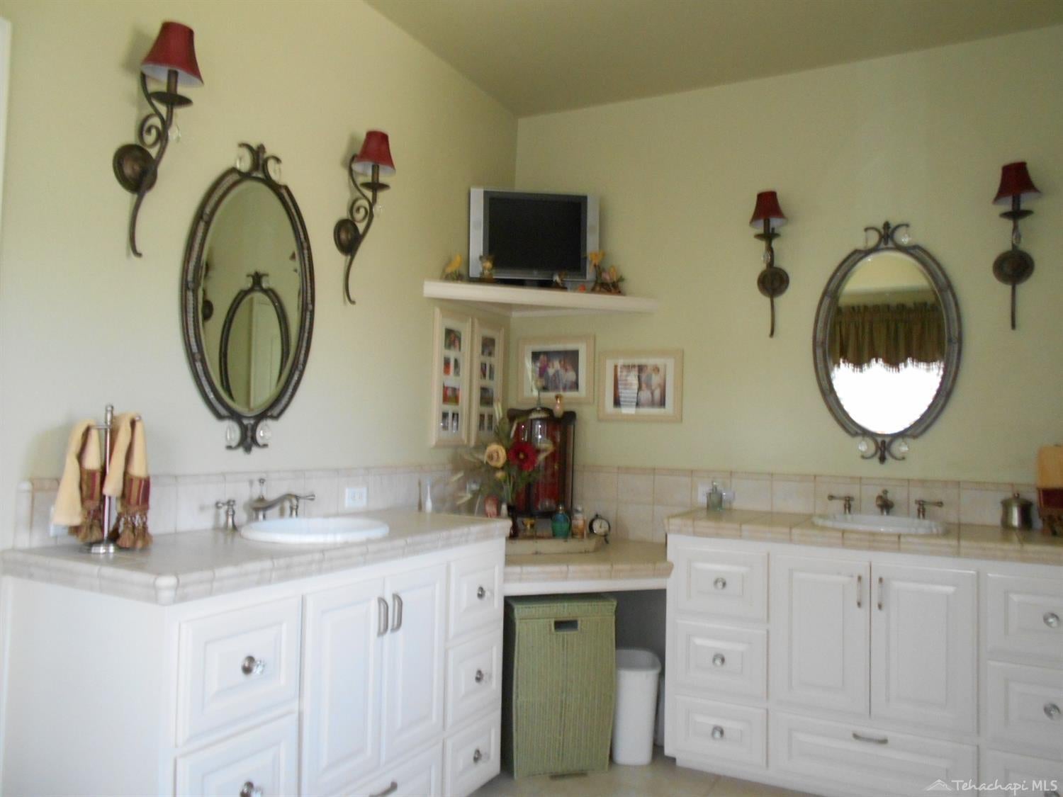 29700 North Lower Valley Road Tehachapi, CA 93561 - Photo 38 of 83 Master bath double sinks