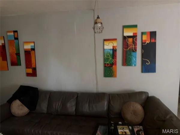 $215,000 | 1345 Hialeah Place, Florissant, MO 63033