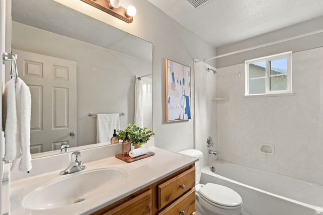 1041 South 1850th Street West Springville, UT 84663 - Photo 23 of 35 Bathroom 2 upstairs