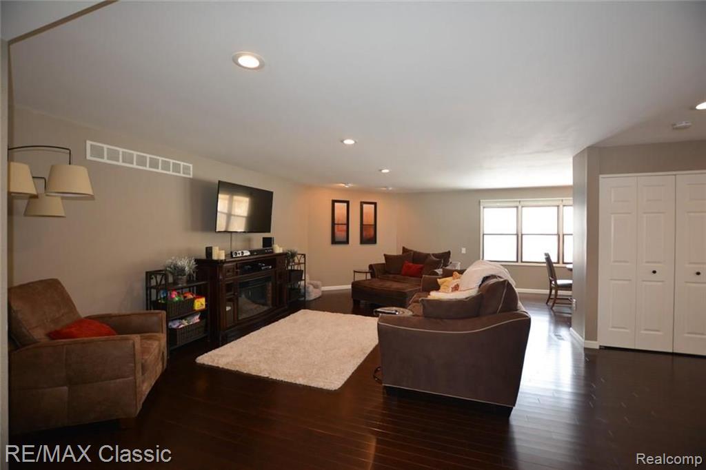 22529 Sheridan Road Novi, MI 48375 - Photo 3 of 17