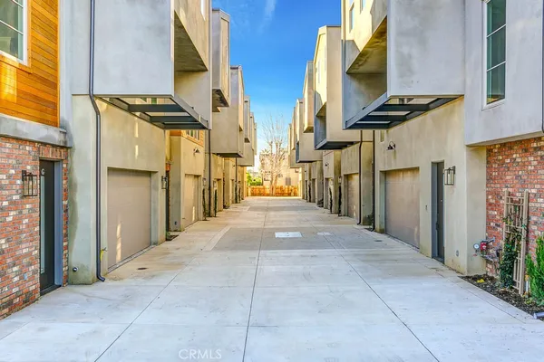a view of a pathway along the building
