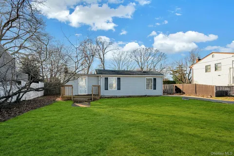 a view of a yard in front of the house
