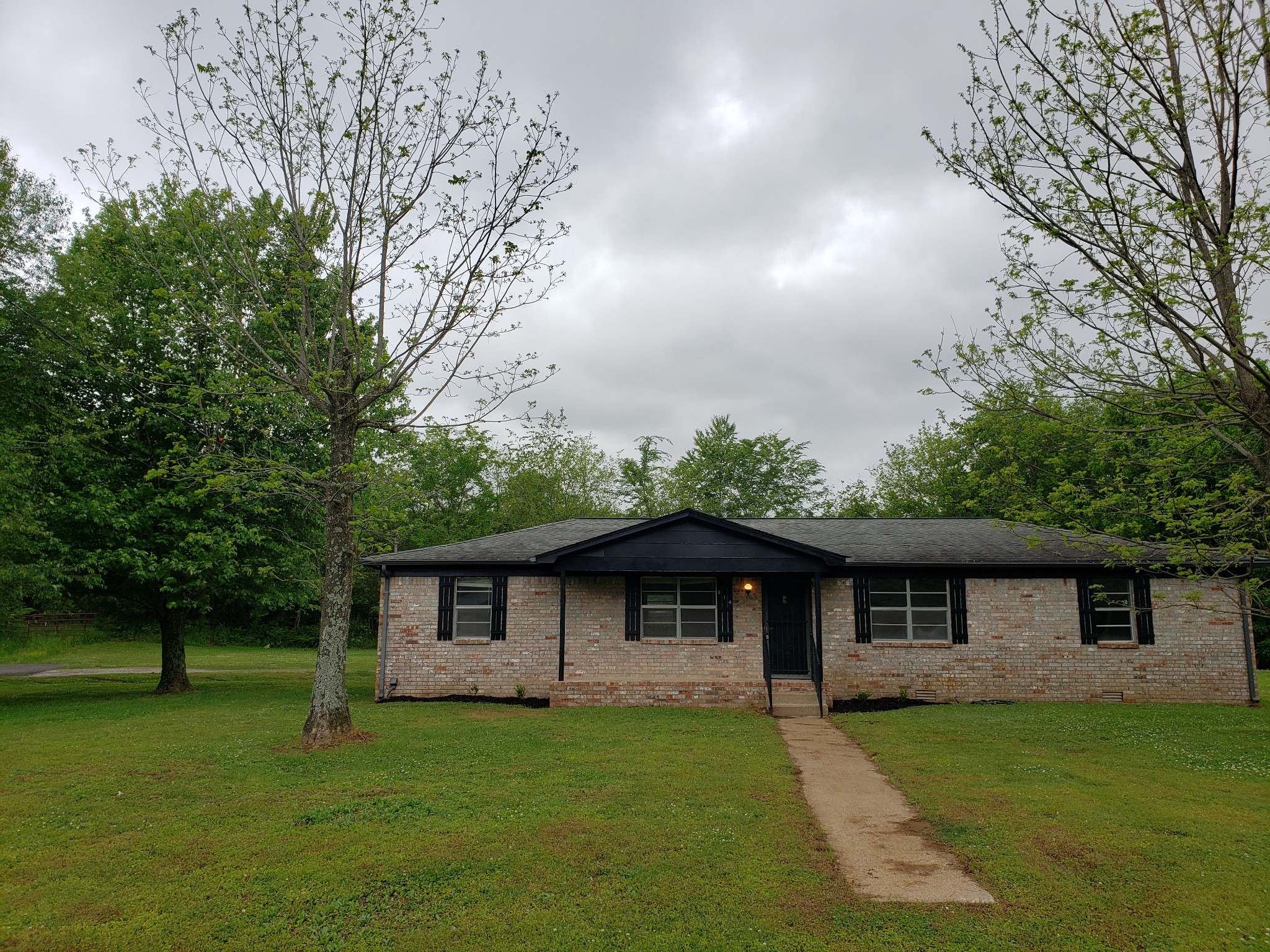 814 Miles Road Pulaski, TN 38478 - Photo 2 of 35 a front view of a house with a garden