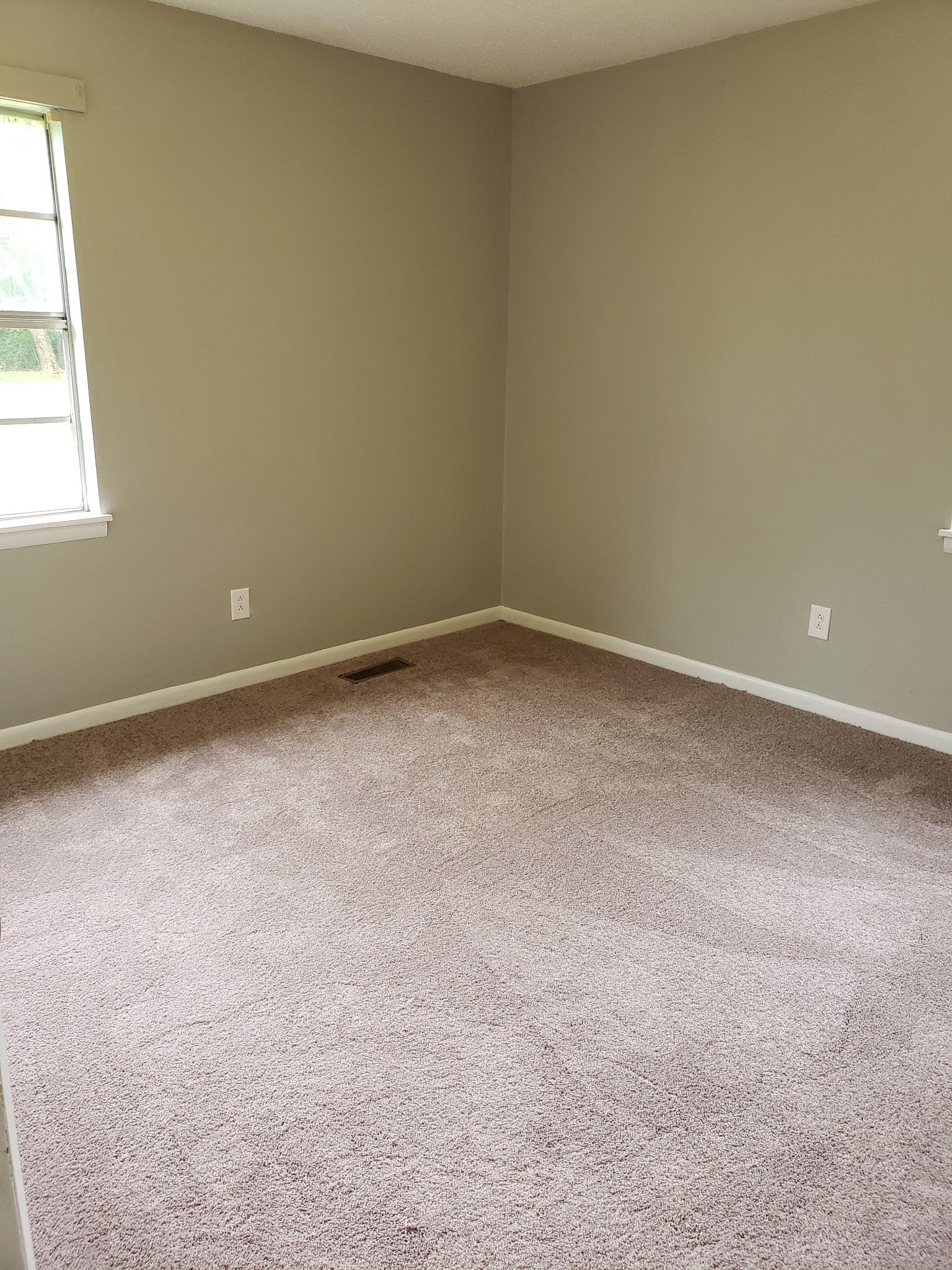814 Miles Road Pulaski, TN 38478 - Photo 32 of 35 an empty room with a window