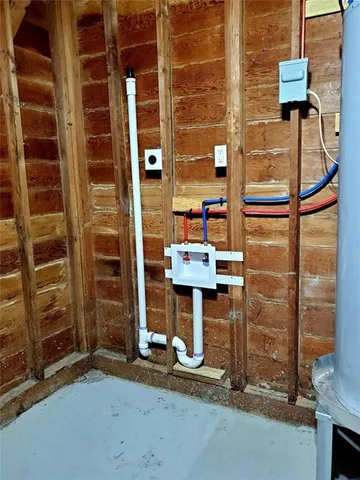 a view of entryway with outdoor area