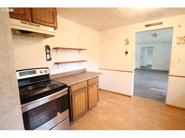 204 West J Street Springfield, OR 97477 - Photo 4 of 11