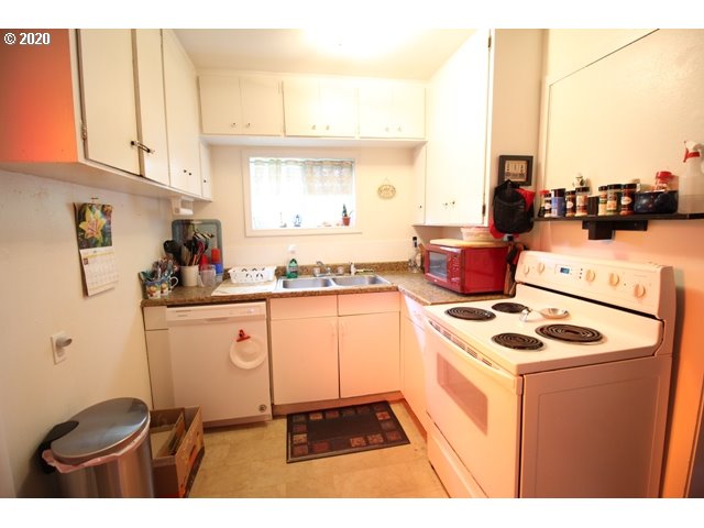 204 West J Street Springfield, OR 97477 - Photo 8 of 11