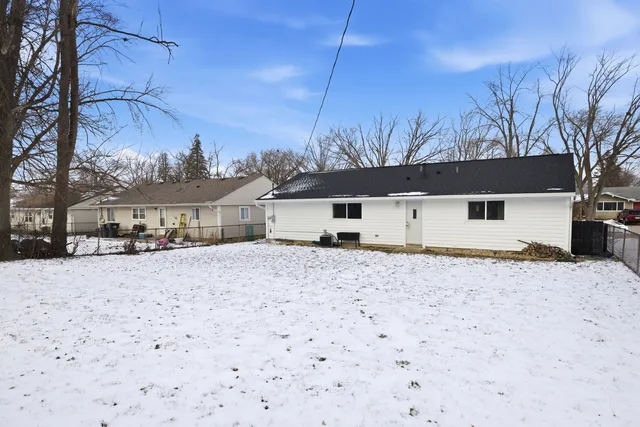 $318,000 | 733 Oriole Drive, Streamwood, IL 60107