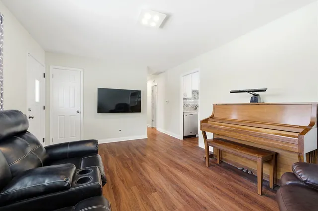 $318,000 | 733 Oriole Drive, Streamwood, IL 60107