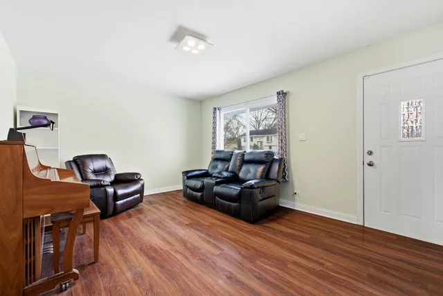 $318,000 | 733 Oriole Drive, Streamwood, IL 60107