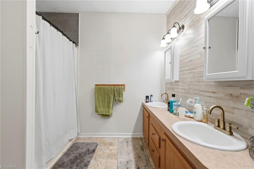 1011 Comer Road Stoneville, NC 27048 - Photo 16 of 37 Primary bathroom