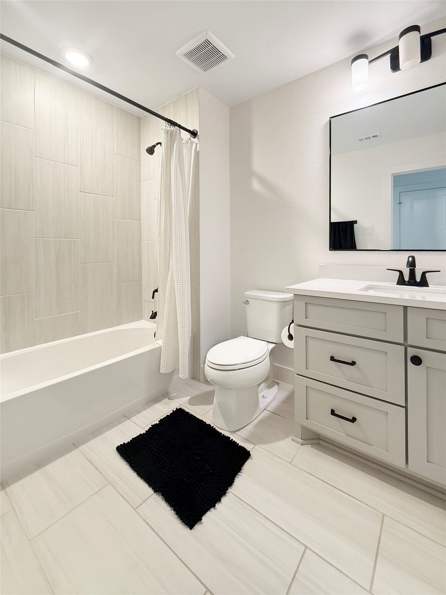 26918 Swanborough Road Spring, TX 77389 - Photo 30 of 50 2nd Floor Full Bathroom.