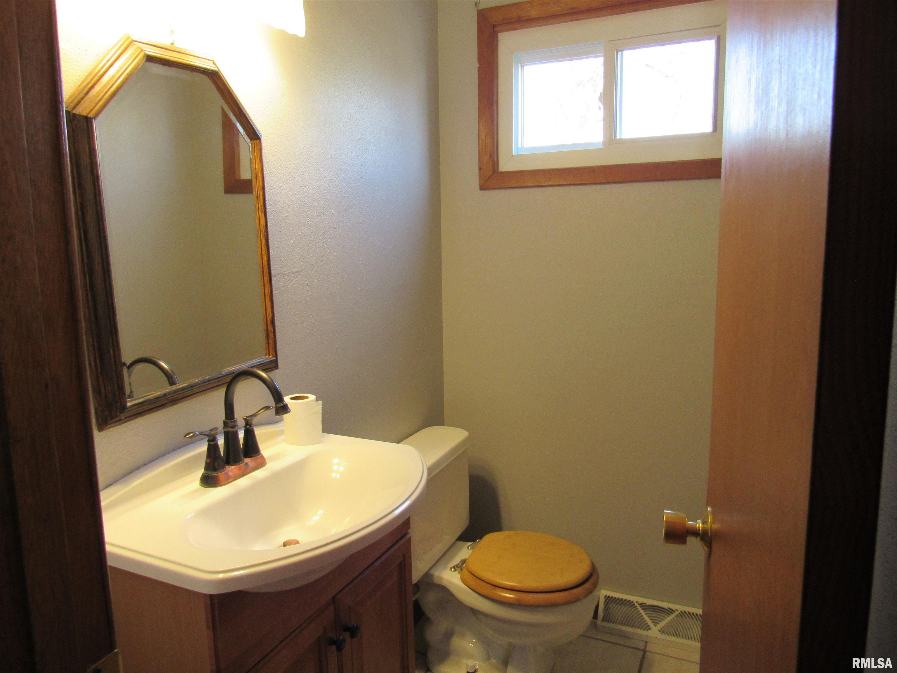 200 West Spring Street Eldridge, IA 52748 - Photo 6 of 10