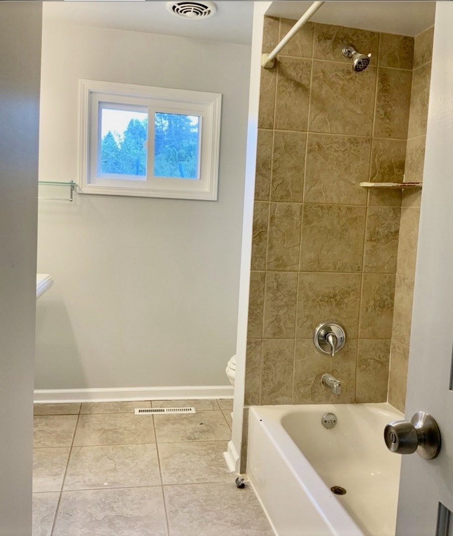 3929 Pinecrest Road Rockford, IL 61107 - Photo 22 of 33 a bathroom with a shower