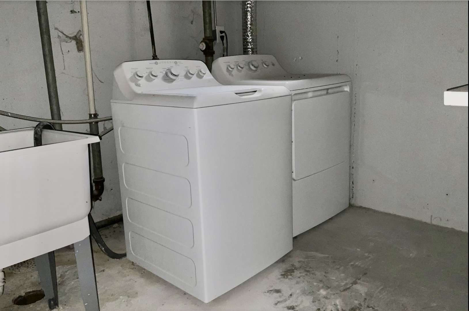 3929 Pinecrest Road Rockford, IL 61107 - Photo 30 of 33 a utility room with dryer and washer