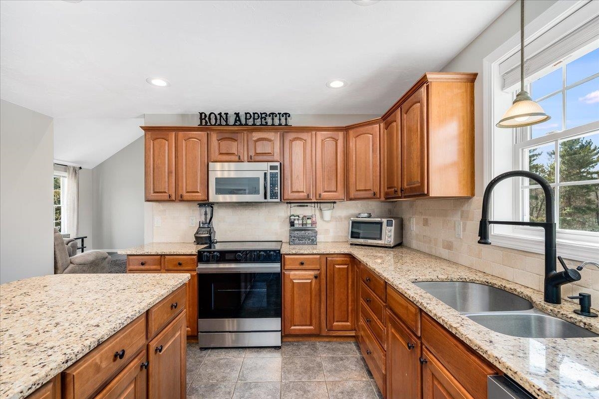 14 Castle Hill Road Windham, NH 03087 - Photo 4 of 50