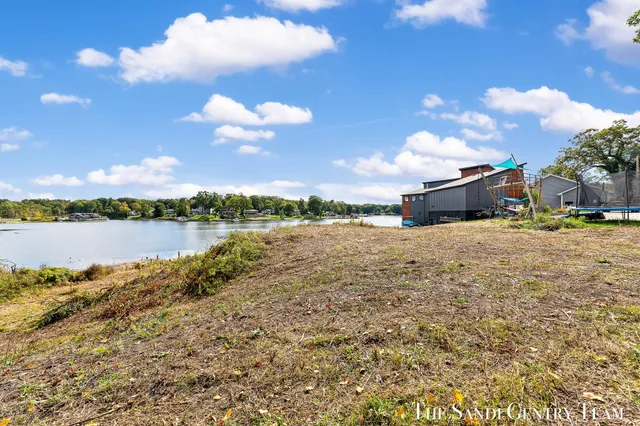 $799,900 | 148 Lake Street, Fruitport, MI 49415