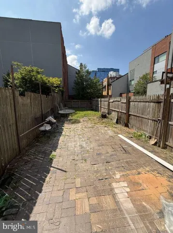 a view of backyard with pathway