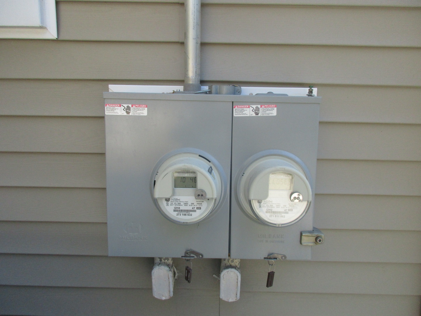 369 South Chicago Avenue Kankakee, IL 60901 - Photo 38 of 40 a bathroom with a clock and a wooden floor