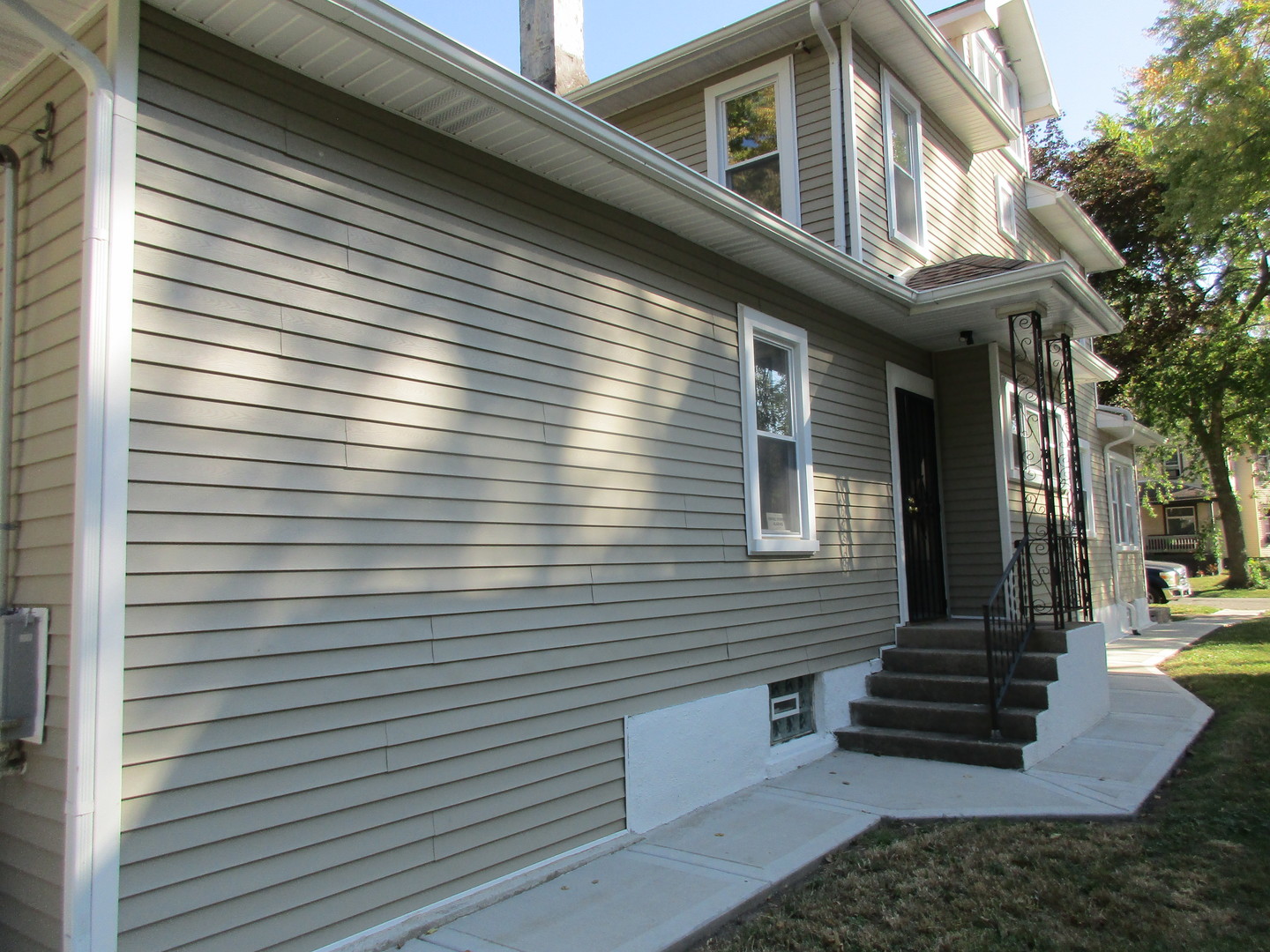 369 South Chicago Avenue Kankakee, IL 60901 - Photo 5 of 40 a view of a house with a white door
