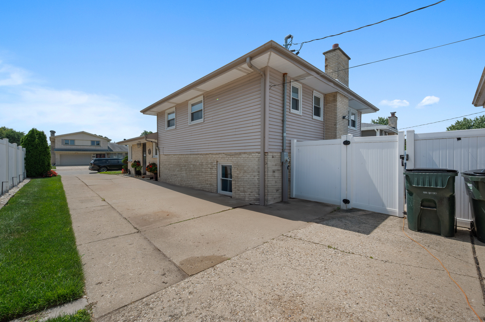 8426 West Betty Terrace Niles, IL 60714 - Photo 33 of 40 a front view of a house with a yard