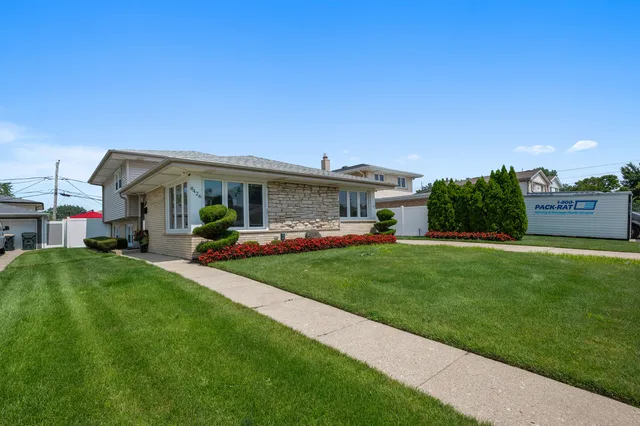 $625,000 | 8426 West Betty Terrace, Niles, IL 60714