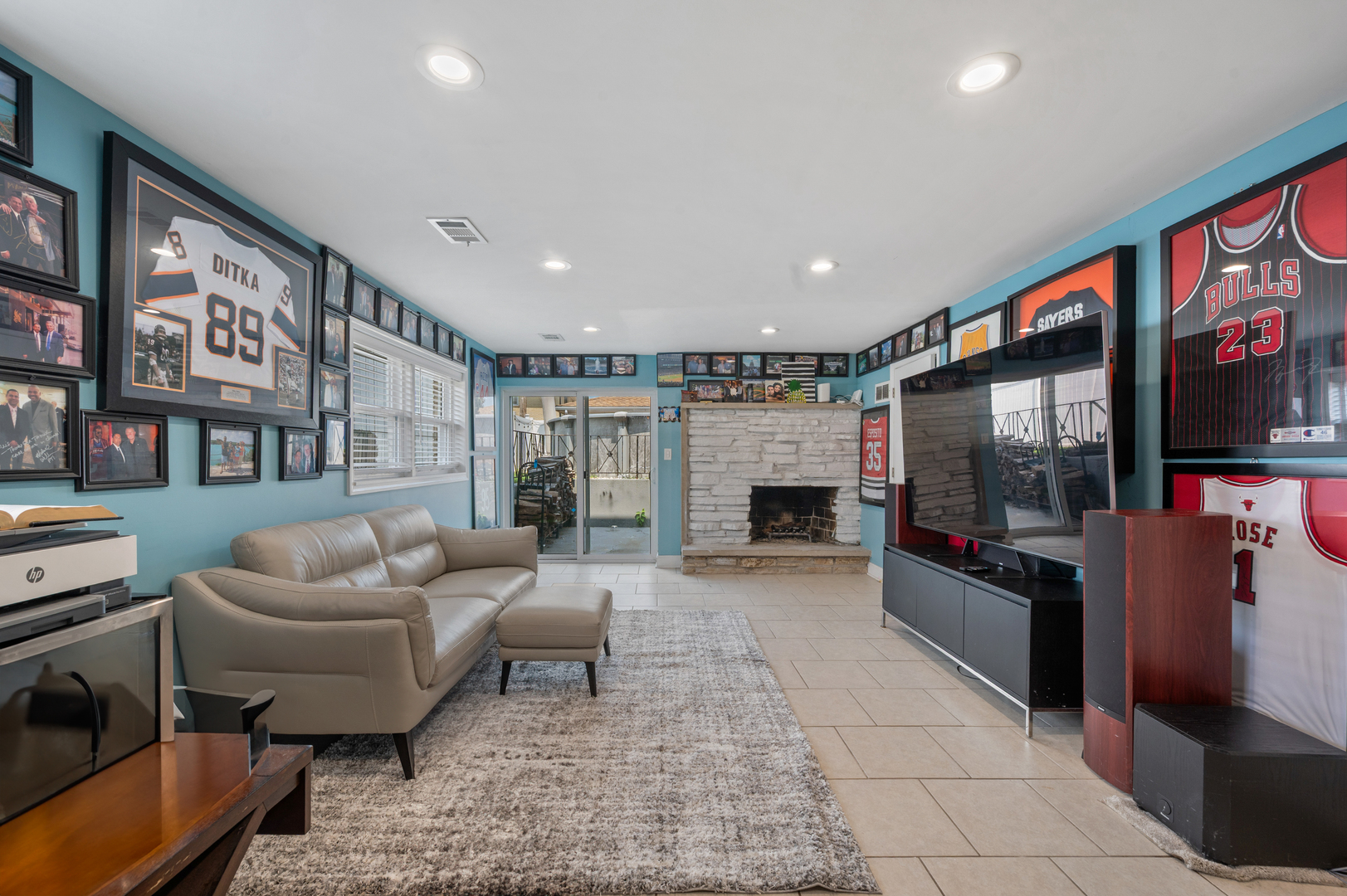 8426 West Betty Terrace Niles, IL 60714 - Photo 10 of 40 a living room with furniture and a flat screen tv