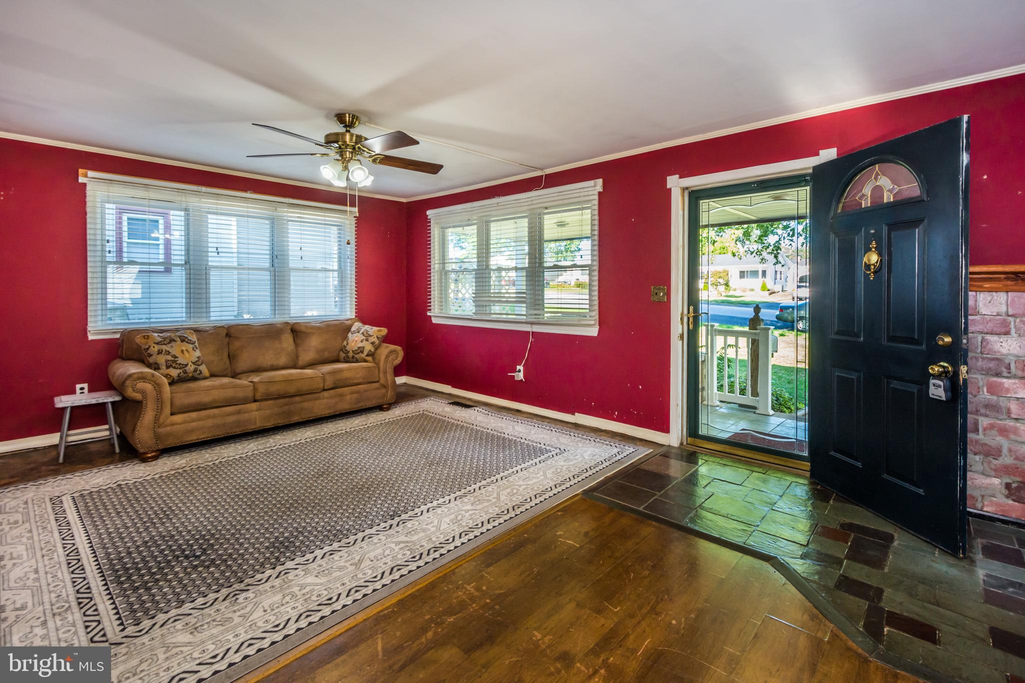 15 Compass Road Middle River, MD 21220 - Photo 4 of 40 Living Room