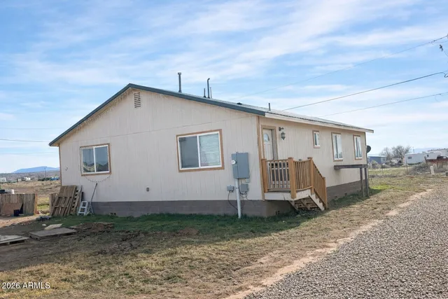 a view of a house with backyard