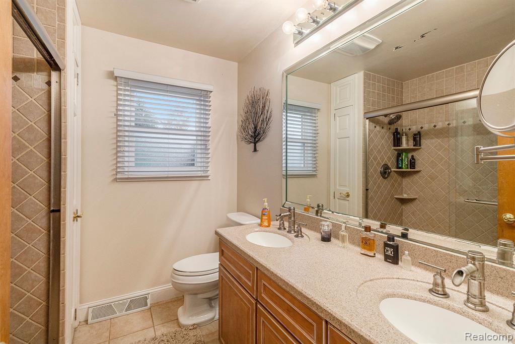 2438 Grove Park Road Fenton, MI 48430 - Photo 18 of 46