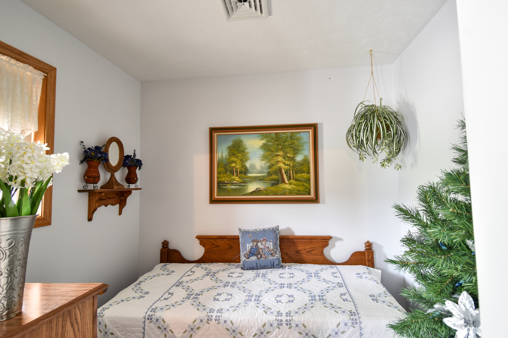 103 South 4th Street Chatsworth, IL 60921 - Photo 23 of 70 a bedroom with a bed and a painting on the wall