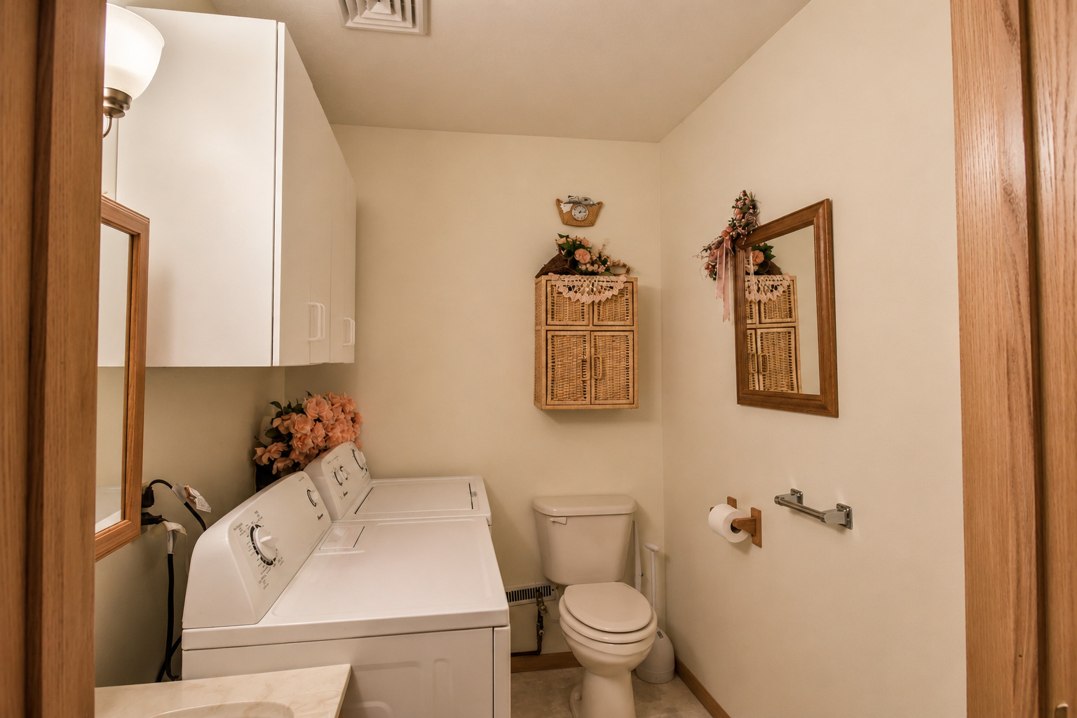 103 South 4th Street Chatsworth, IL 60921 - Photo 53 of 70 a bathroom with a toilet sink and mirror