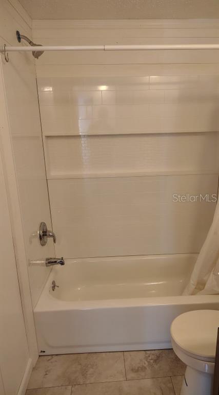3440 County Road 656 Webster, FL 33597 - Photo 12 of 14 a bathroom with a bathtub and a toilet
