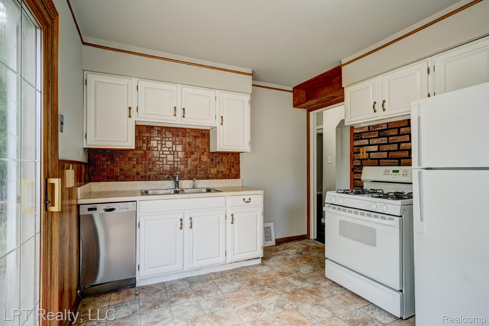23038 Violet Street Farmington, MI 48336 - Photo 10 of 29 Kitchen
