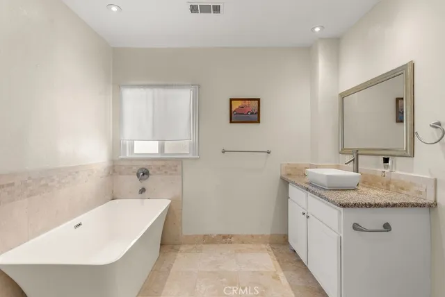 a close up view of a washer and dryer