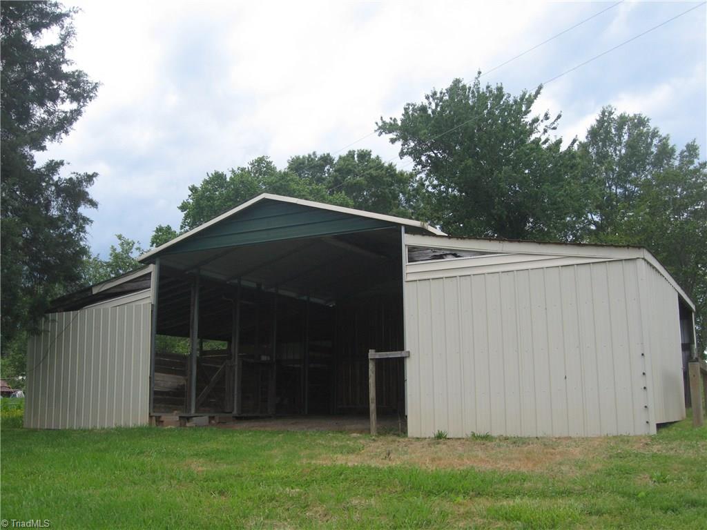 330 Crumpton Road Reidsville, NC 27320 - Photo 5 of 28 Barn