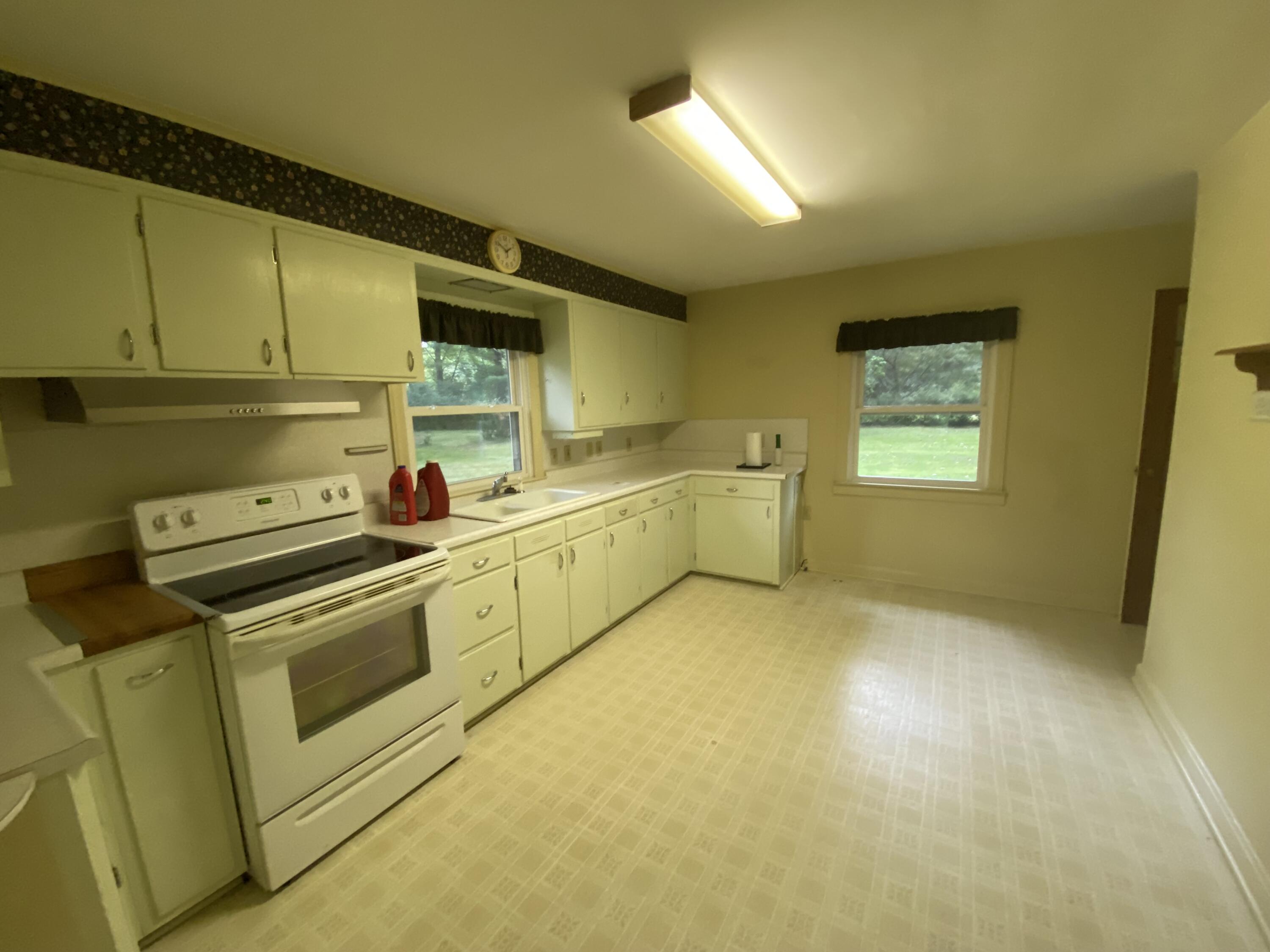 6897 Ann Arbor Road Jackson, MI 49201 - Photo 3 of 27 IMG_1809